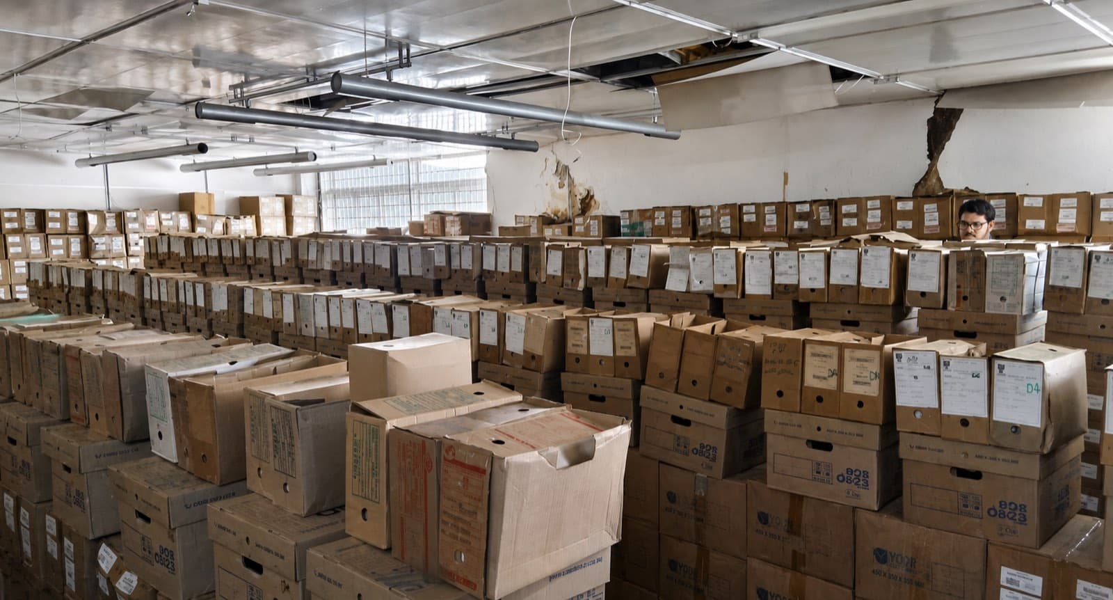 O Arquivo Central como foi encontrado — caixas sem padrão de acondicionamento