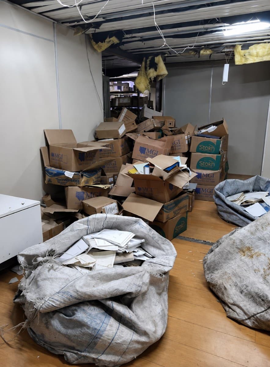 Acervo sem acondicionamento — sacos e caixas no piso