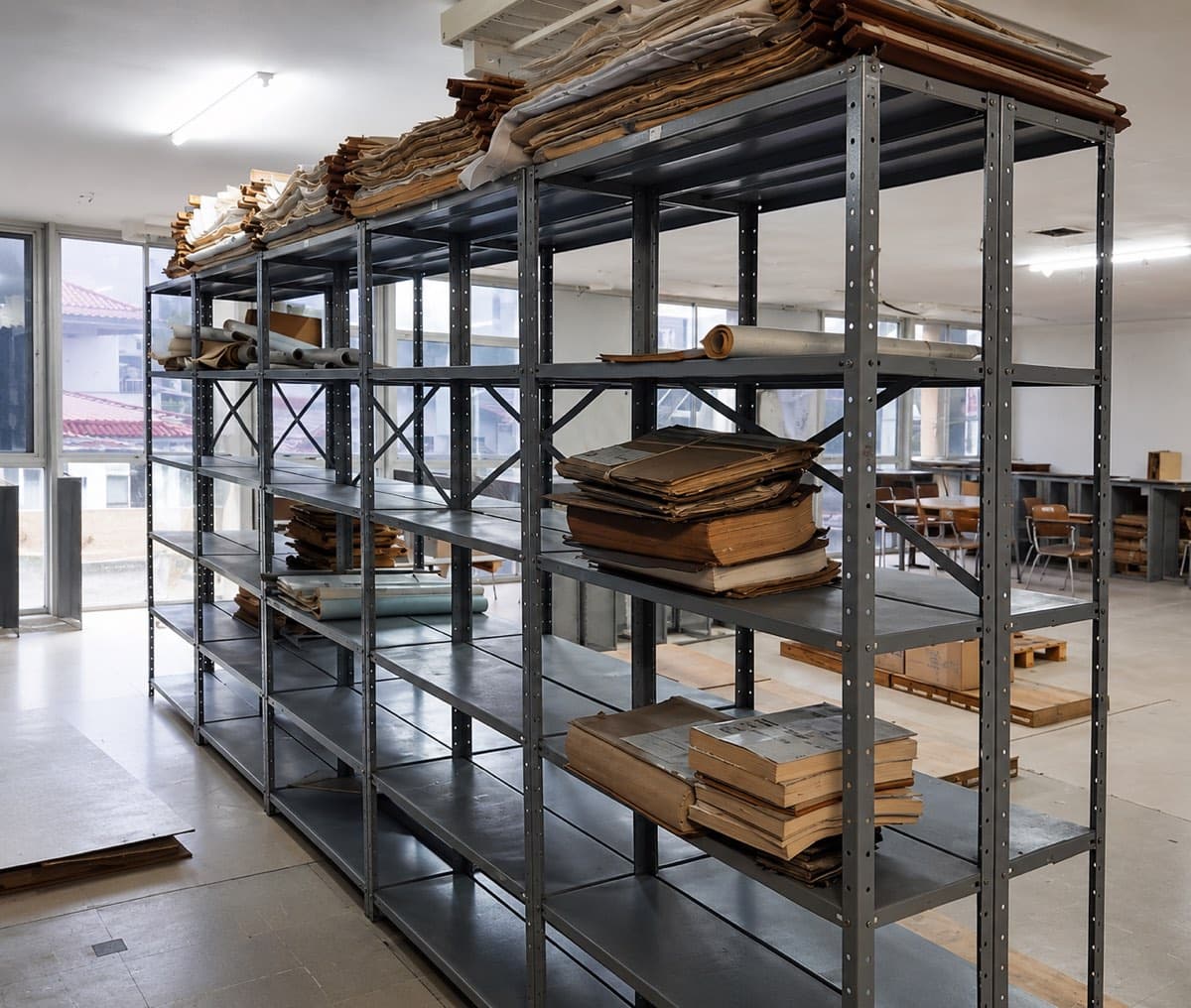 Plantas de engenharia e livros de registro nas estantes do Arquivo Central