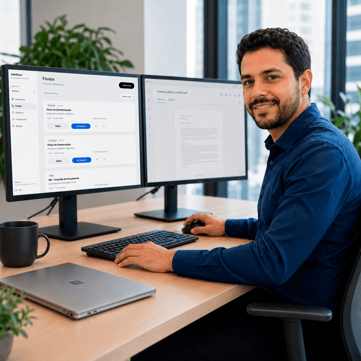 Profissional usando o sistema InterDoc em dois monitores