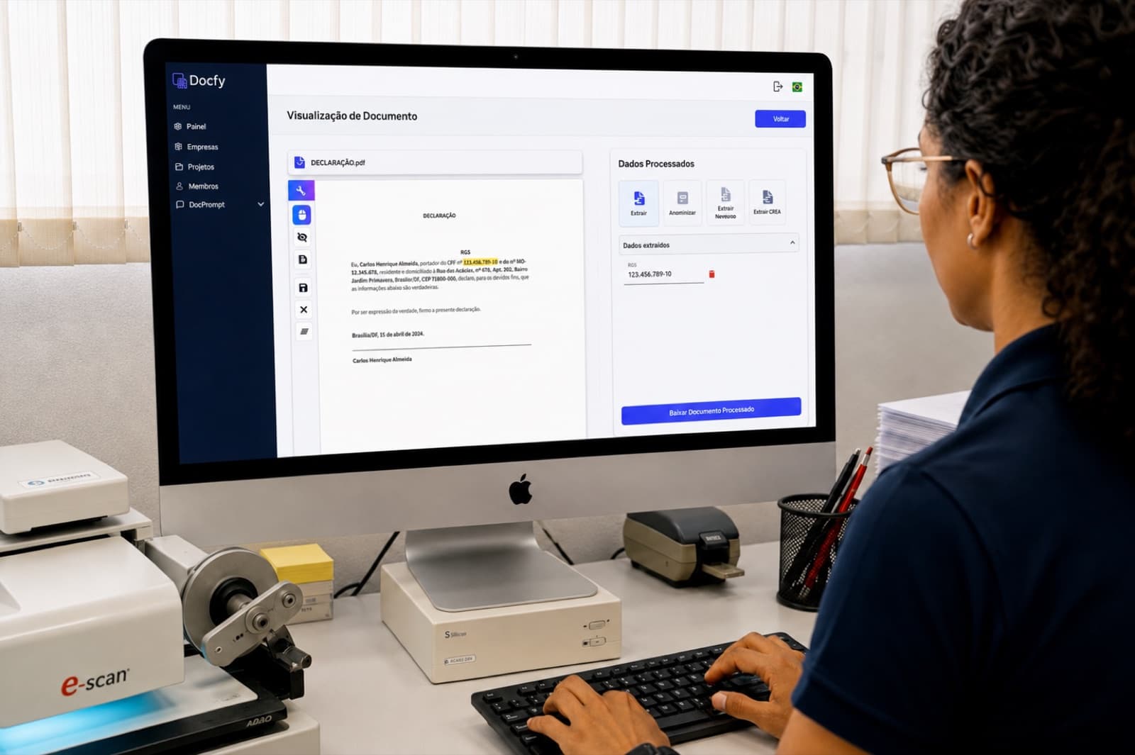 Tela do Docfy exibindo uma declaração em PDF com o número de RG destacado e, ao lado, o painel de dados extraídos com as ações de extrair e anonimizar.