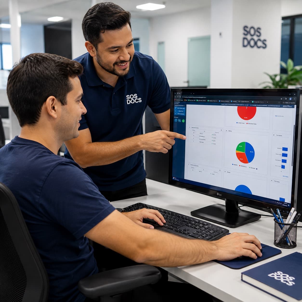 Especialistas da SOS Docs analisando juntos os dados do acervo na tela do sistema